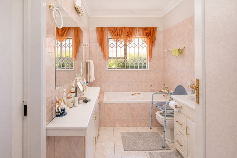 5 Bedroom Property for Sale in Meerhof North West